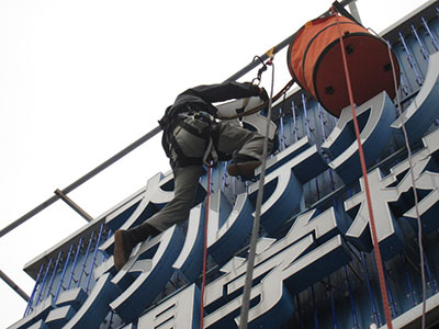 金属箱文字看板の点検作業