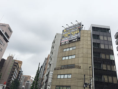 屋上看板シート貼り