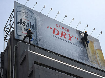 屋上看板シート貼り